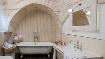 Trullo - Suite | Bathroom | Hair dryer, towels, shampoo