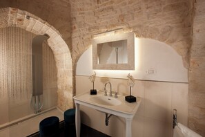 Trullo - Suite  | Bathroom | Hair dryer, towels, shampoo