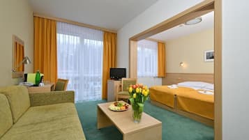Junior Apartment | Hypo-allergenic bedding, minibar, in-room safe, desk