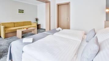 Hypo-allergenic bedding, minibar, in-room safe, desk