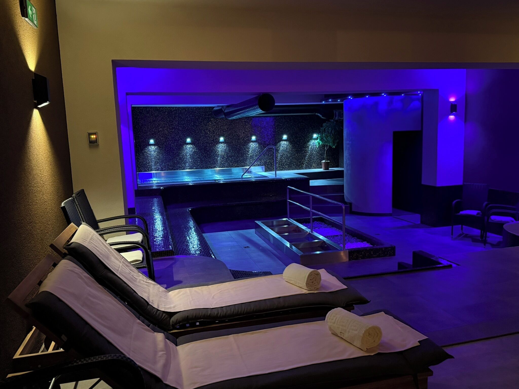 Un sauna, una bañera de hidromasaje, baño turco, masajes suecos, masajes