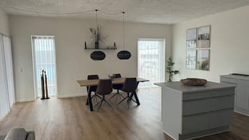 Appartement Deluxe, 2 chambres, non-fumeur | Restauration dans la chambre