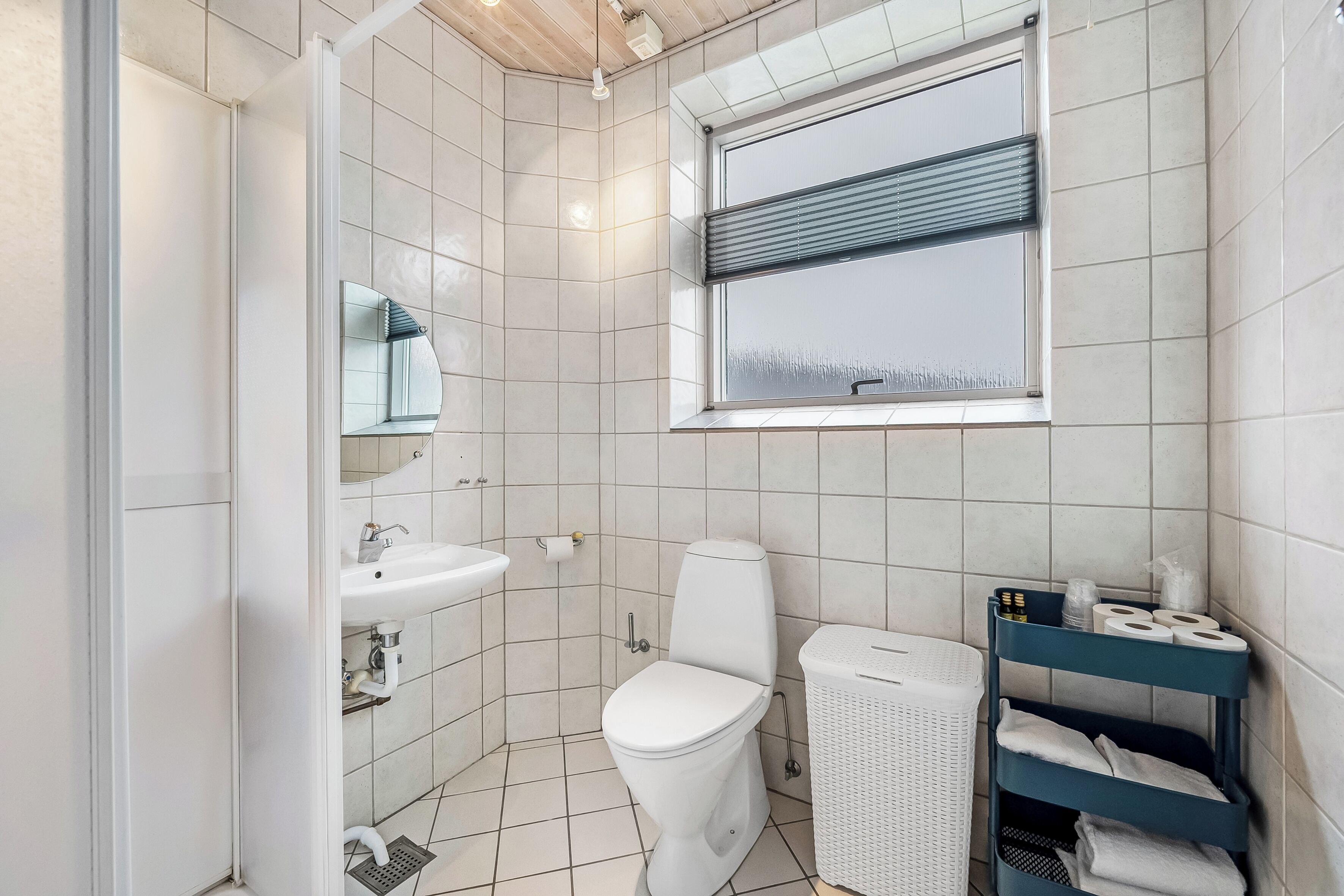 basic studio, 1 king bed, non smoking | bathroom | shower, towels, soap, shampoo