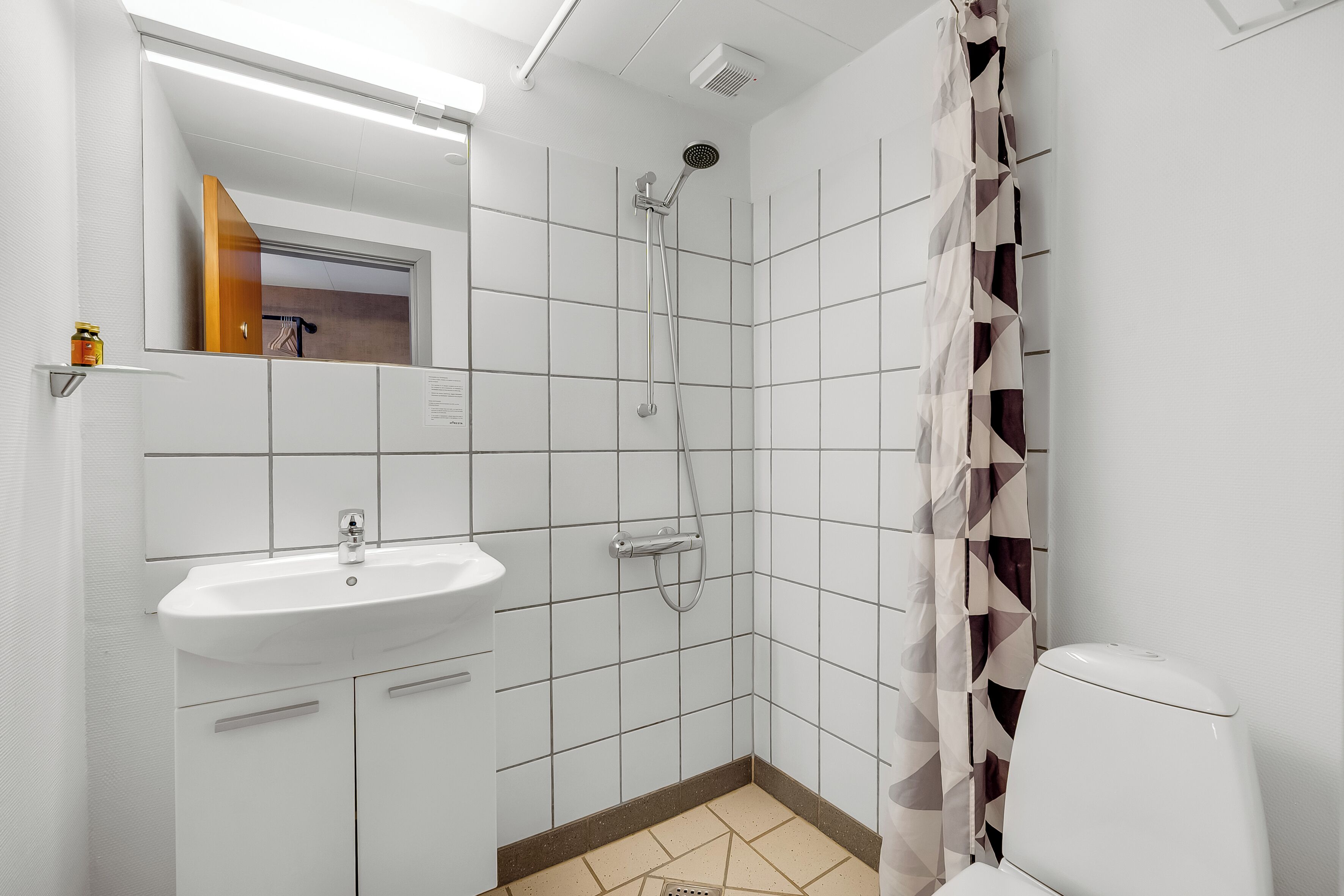 single room | bathroom | shower, towels, soap, shampoo