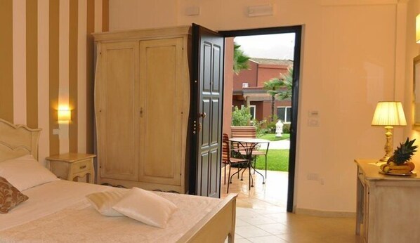 Kamar Double Superior | Minibar, brankas, dan dilengkapi dengan perabotan berbeda-beda