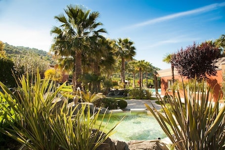 Een buitenzwembad. Alcantara Resort