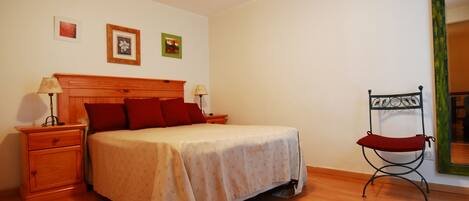 Bügeleisen/Bügelbrett, Zustellbetten, kostenloses WLAN, Bettwäsche