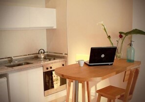 Kühlschrank, Mikrowelle, Kochgeschirr/Geschirr/Besteck