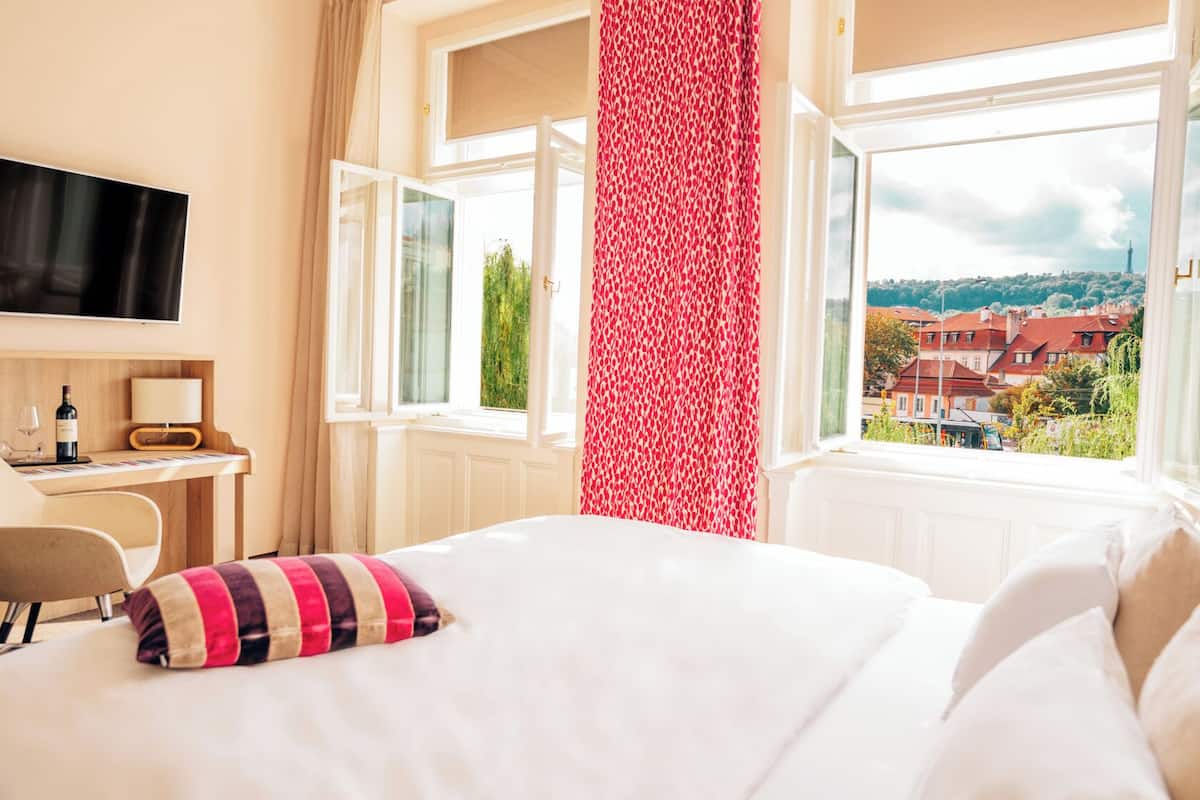 1 bedroom, hypo-allergenic bedding, minibar, in-room safe