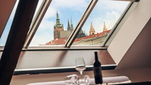 Prague Castle View Suite | 저자극성 침구, 미니바, 객실 내 금고, 책상