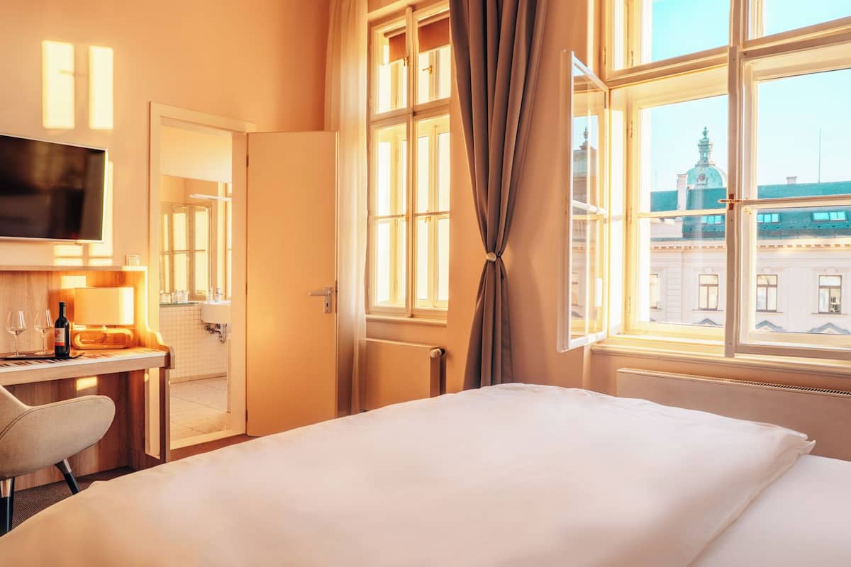 1 bedroom, hypo-allergenic bedding, minibar, in-room safe
