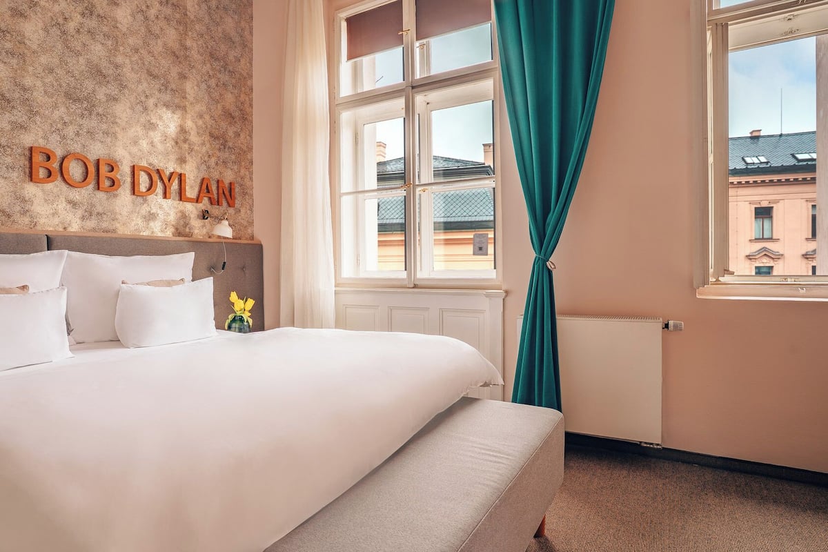 1 bedroom, hypo-allergenic bedding, minibar, in-room safe