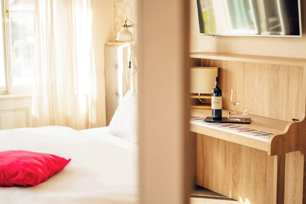 1 bedroom, hypo-allergenic bedding, minibar, in-room safe