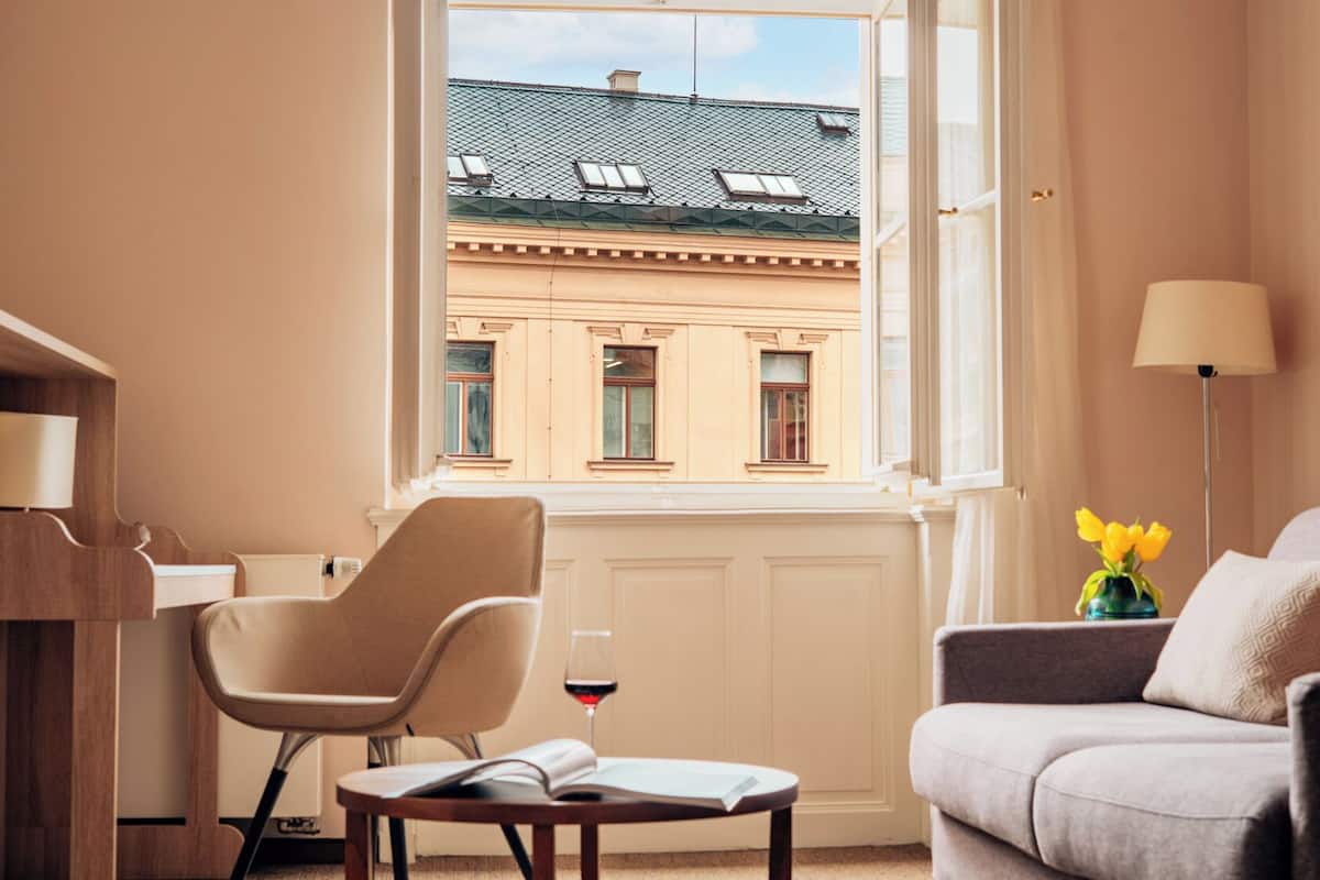 1 bedroom, hypo-allergenic bedding, minibar, in-room safe