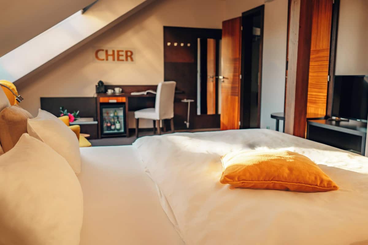 1 bedroom, hypo-allergenic bedding, minibar, in-room safe