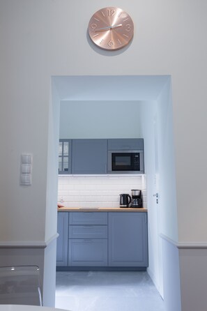 In-room safe, desk, blackout drapes, free cribs/infant beds