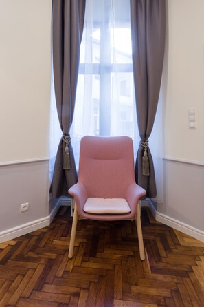 Safe på rommet, skrivebord, blendingsgardiner og barnesenger (inkludert)