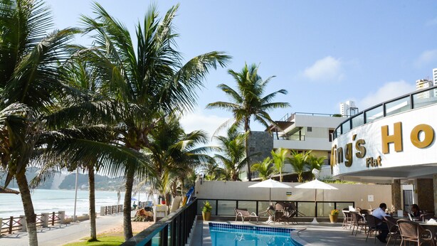 Outdoor pool, pool umbrellas, pool loungers - Kings Flat Hotel Beira Mar (Natal)