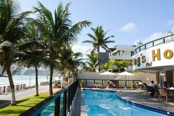 室外泳池；泳池傘、躺椅