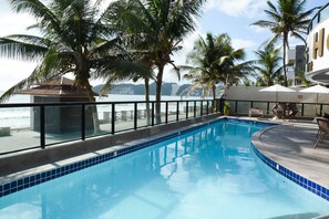 Outdoor pool, pool umbrellas, pool loungers - Kings Flat Hotel Beira Mar (Natal)