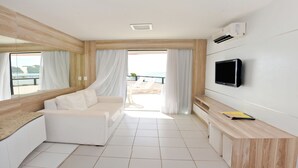 Triple Super Deluxe Apartment | Living room | Flat-screen TV - Kings Flat Hotel Beira Mar (Natal)