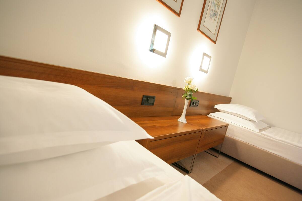 Pillowtop beds, desk, WiFi (free), bed sheets