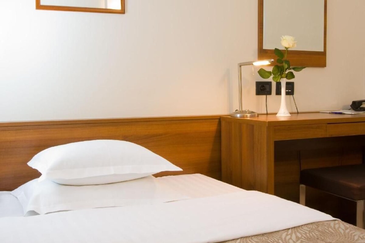 Pillowtop beds, desk, WiFi (free), bed sheets