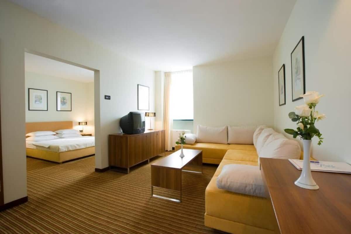 Suite 2 | Pillowtop beds, desk, WiFi (free), bed sheets