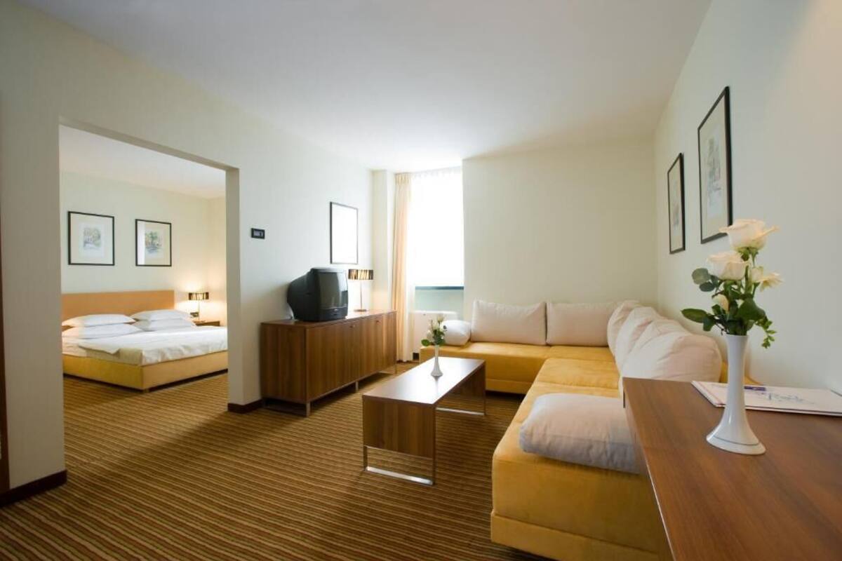 Colchones con pillow-top, escritorio, wifi gratis y ropa de cama