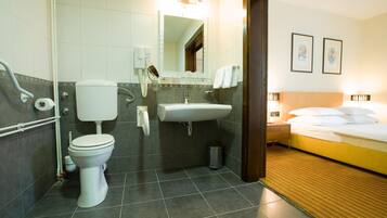 Combined shower/tub, hair dryer, towels