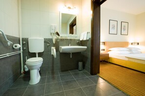 Combined shower/tub, hair dryer, towels - Hotel Laguna (Zagreb)
