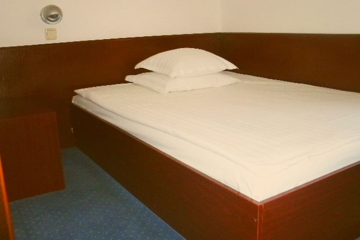 Economy Single Room | Pillowtop beds, desk, WiFi (free), bed sheets