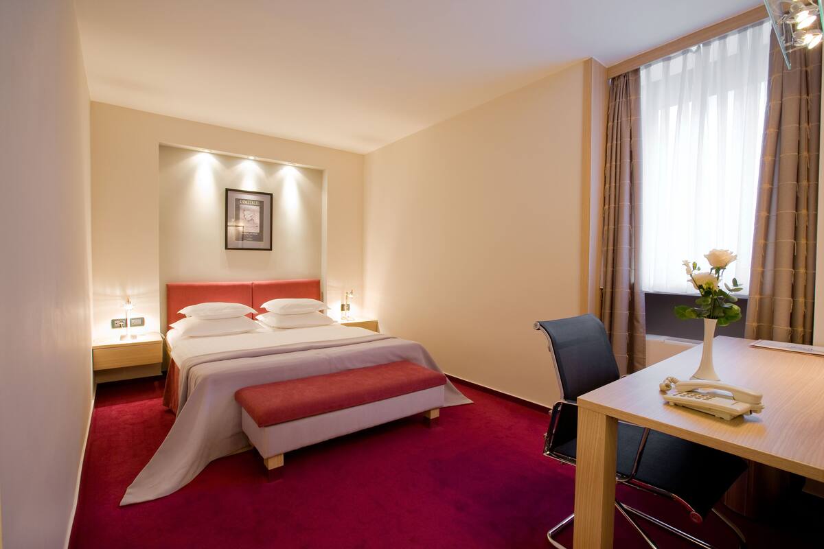 Family Room | Pillowtop beds, desk, WiFi (free), bed sheets
