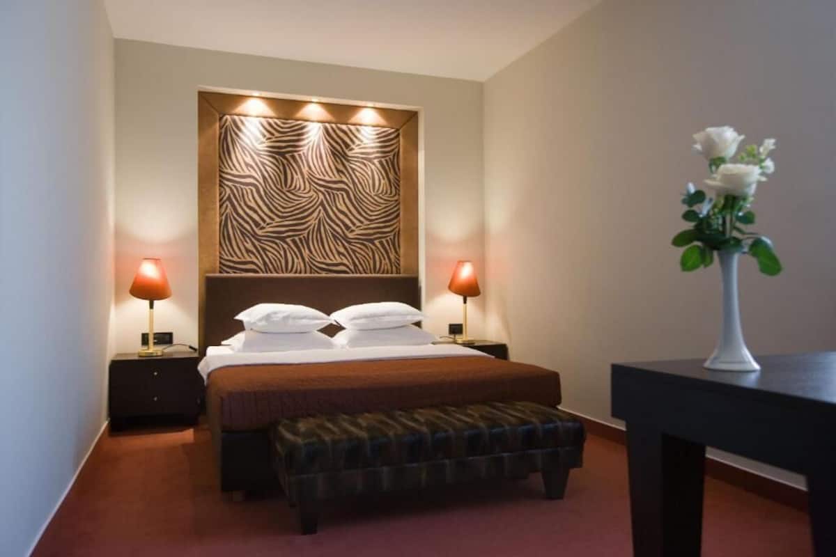 Suite 3 | Pillowtop beds, desk, WiFi (free), bed sheets