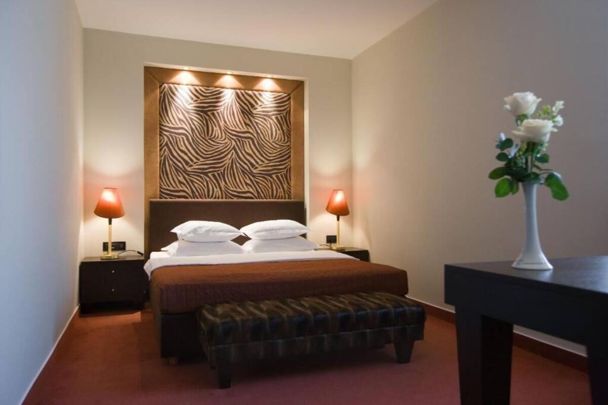 Colchones con pillow-top, escritorio, wifi gratis y ropa de cama