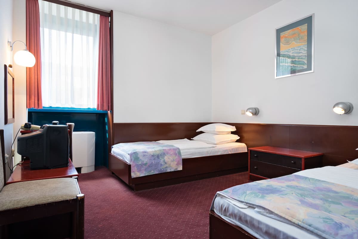 Economy Twin Room | Pillowtop beds, desk, WiFi (free), bed sheets