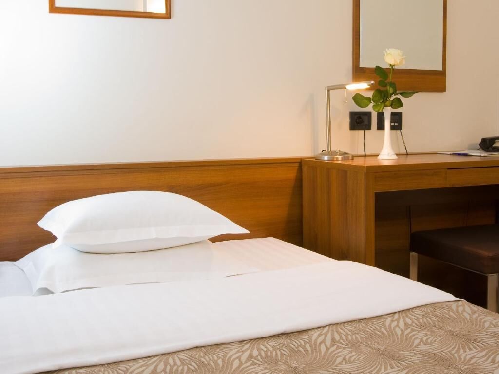 Lit avec matelas à plateau-coussin, bureau, accès au Wi-Fi (inclus)