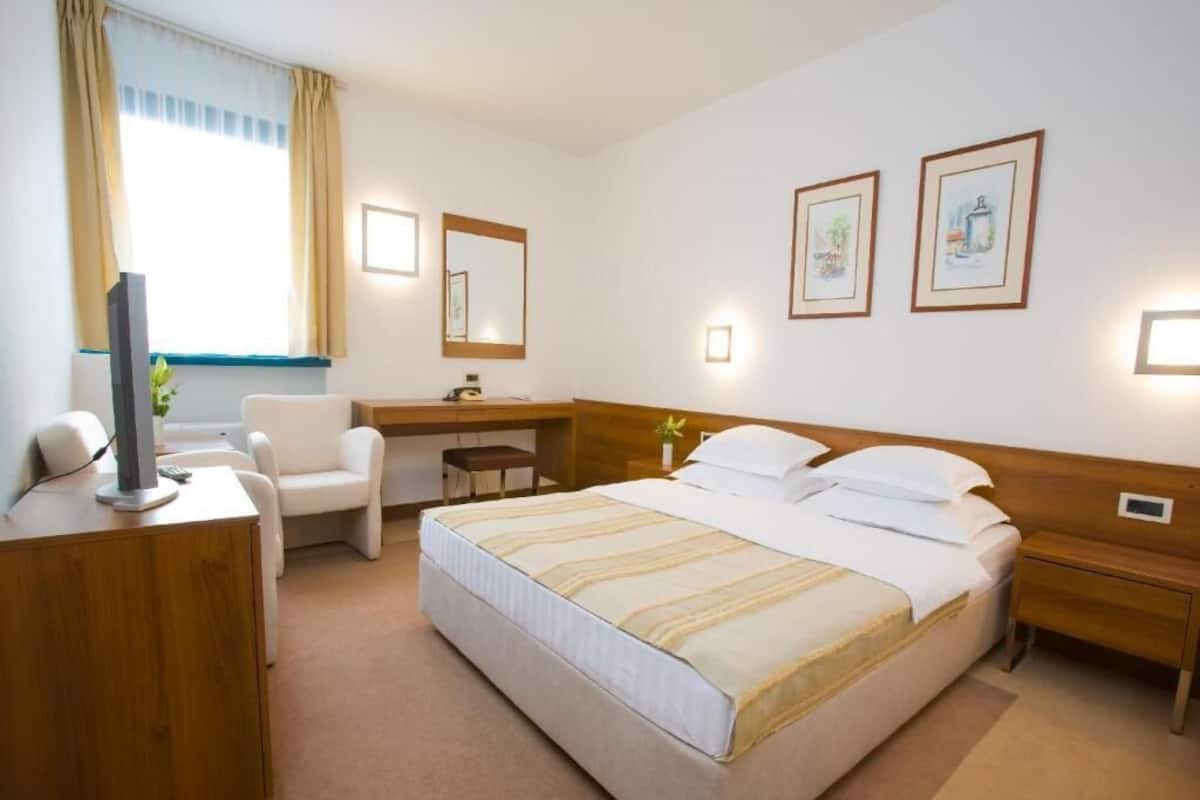 Pillowtop beds, desk, WiFi (free), bed sheets