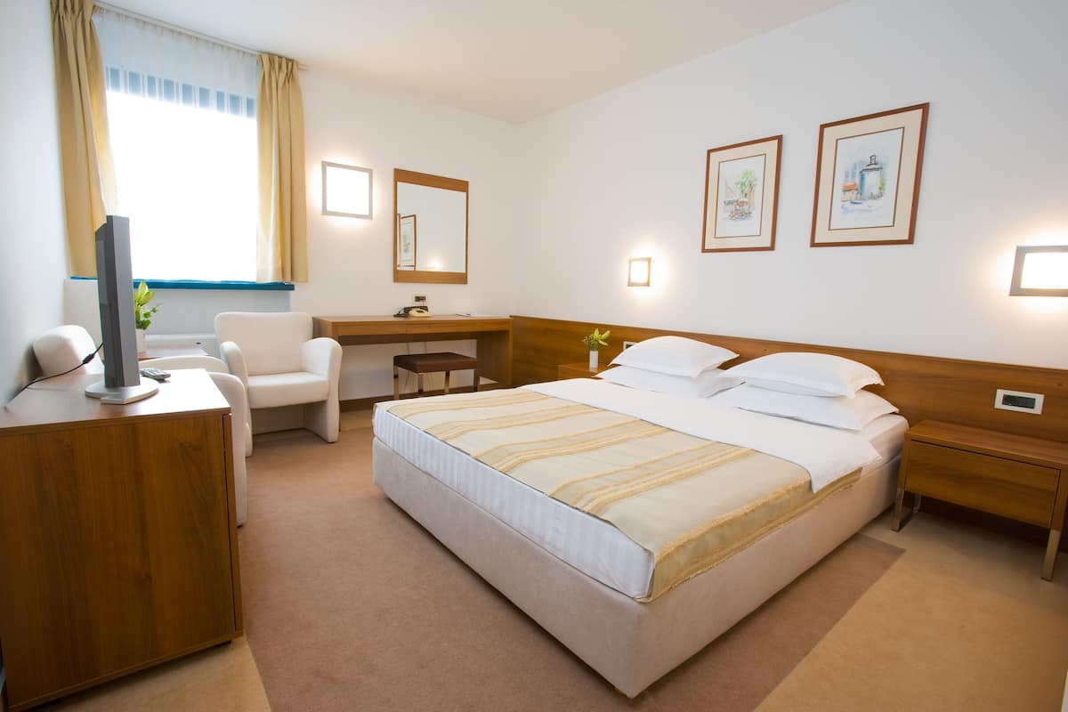 Standard Double Room | Pillowtop beds, desk, WiFi (free), bed sheets
