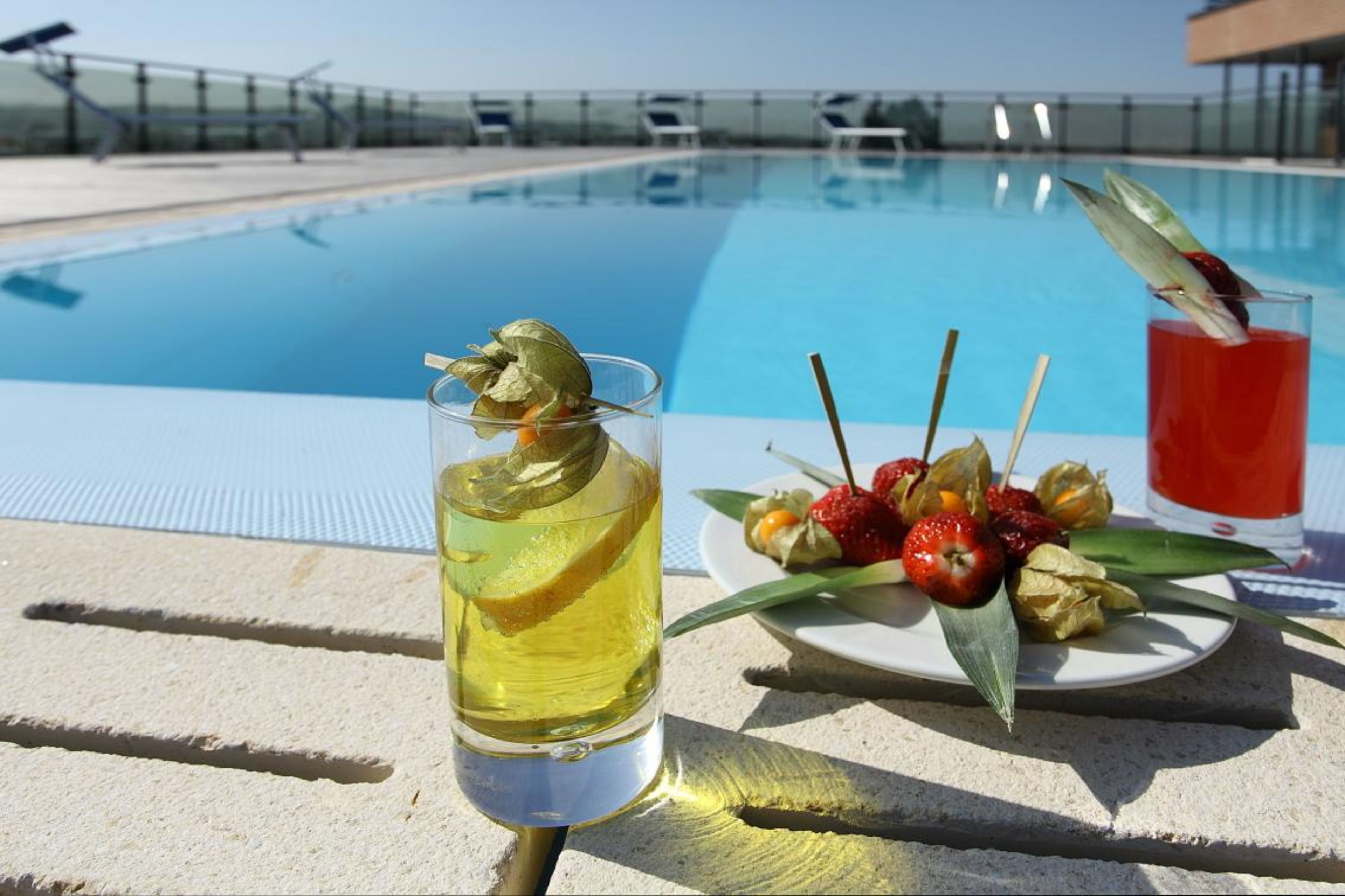 Piscina all'aperto, con ingresso dalle 10:00 alle 23:00, lettini