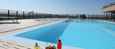 Piscina externa, funciona das 10h às 23h, espreguiçadeiras