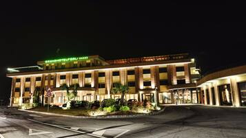 Fachada de la propiedad por la tarde o noche