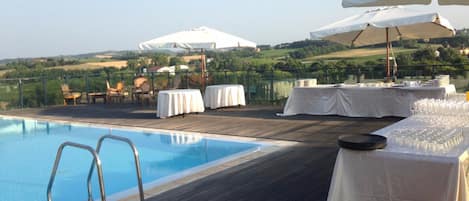 Piscine extérieure, chaises longues