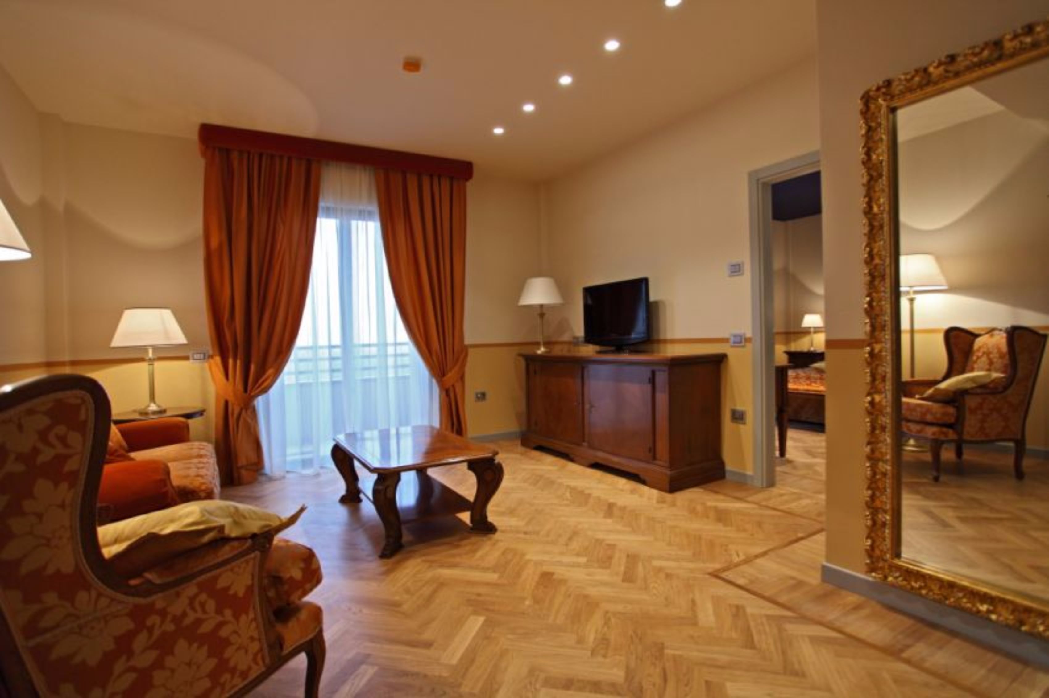 suite, 1 king bed | minibar, in-room safe, desk, blackout curtains