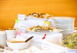 Breakfast and lunch served - Nhat Thanh Hotel (Nha Trang)