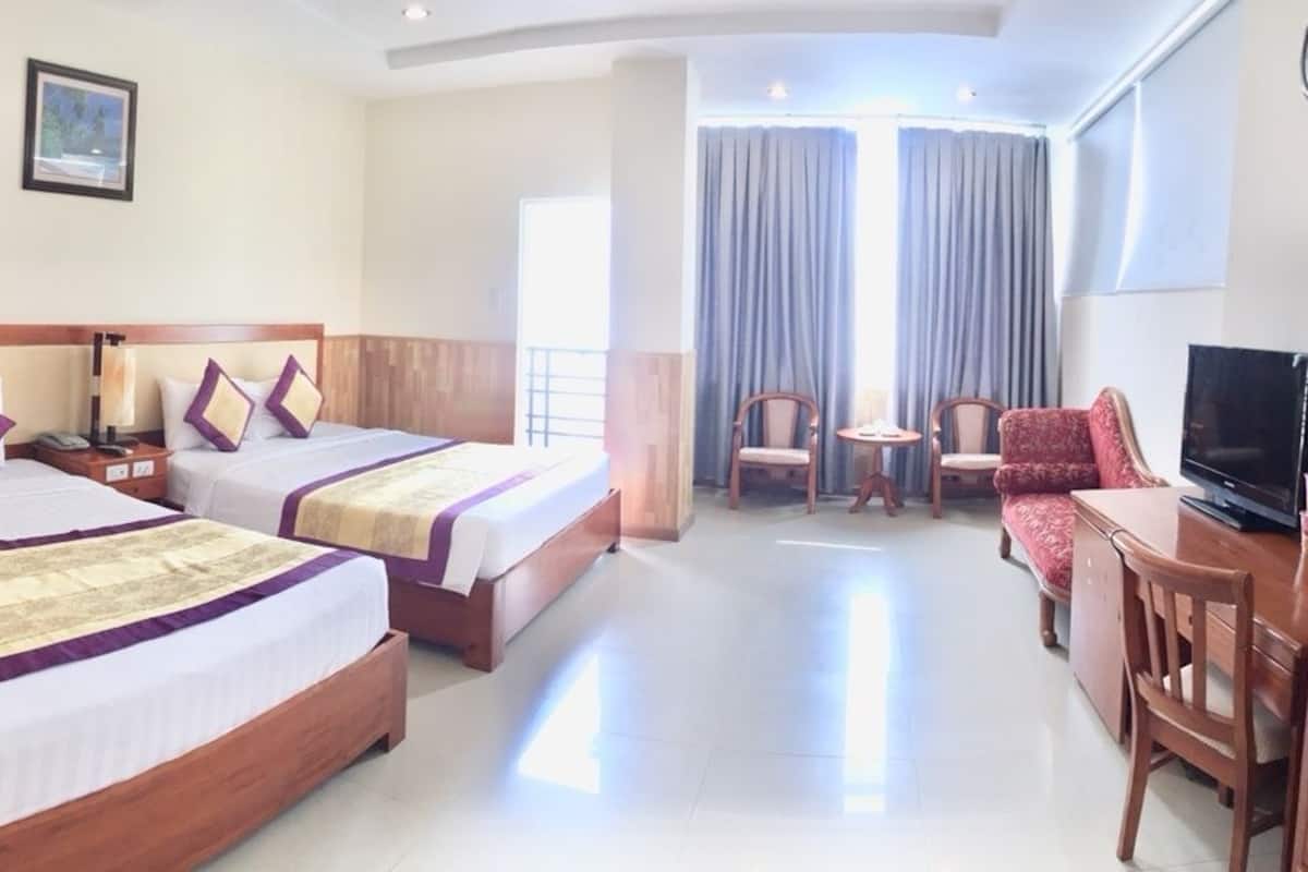 Deluxe Room | In-room safe, desk, blackout drapes, iron/ironing board (on request)