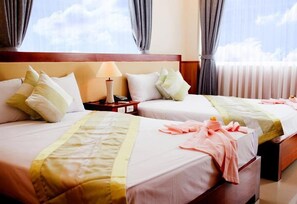 In-room safe, desk, blackout drapes, iron/ironing board - Nhat Thanh Hotel (Nha Trang)