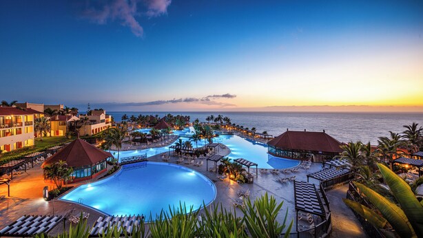 A resort with multiple swimming pools, lounge areas, and beachfront views. - Hotel La Palma Princess (Fuencaliente de la Palma)