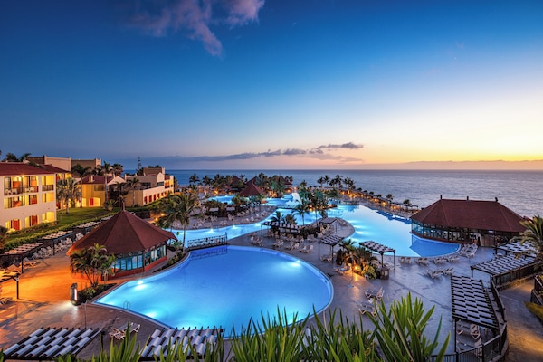 7 outdoor pools, pool umbrellas, sun loungers