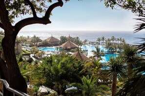11 piscines extérieures, parasols de plage, chaises longues